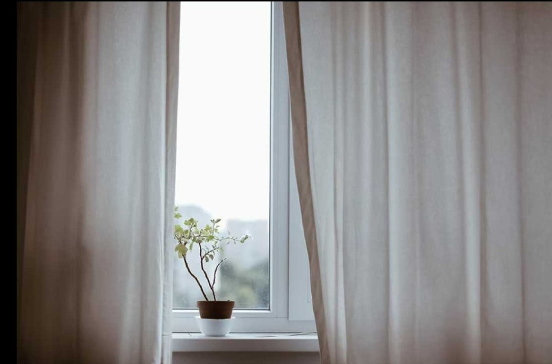 Fenster mit Gardine Blumentopf